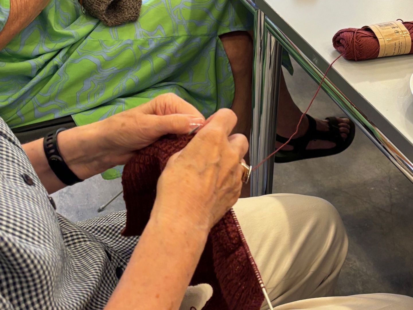 Kvinder, der strikker, til Strik og Samtale i Valby Søndre Sogn