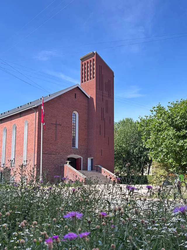 Johannes Døbers Kirke i Valby udefra en sommerdag