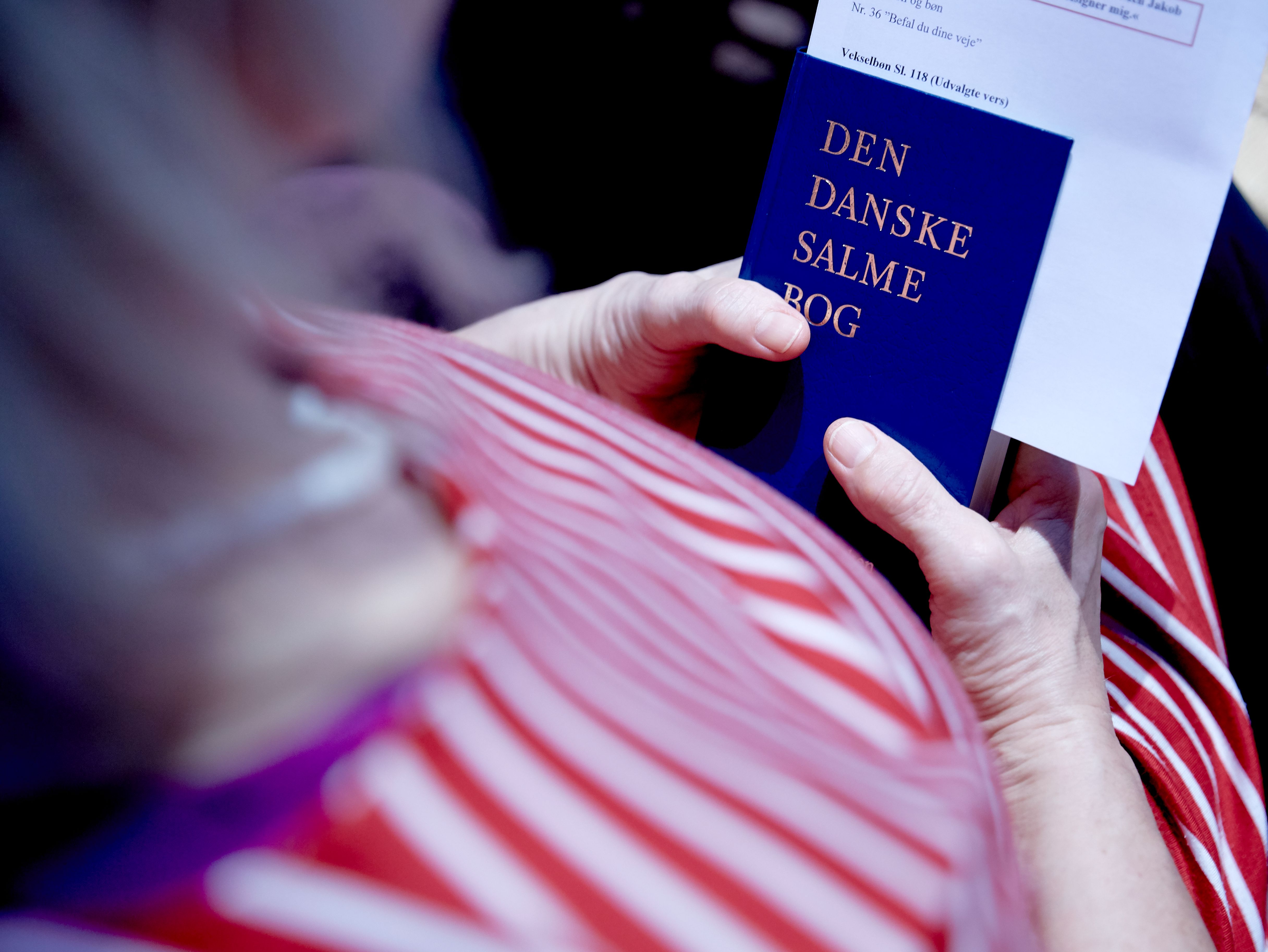 Den danske Salmebog i hænder