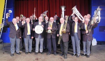 Orkestermedlemmerne med instrumenter