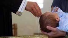 Et barn bliver døbt