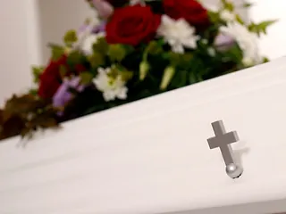 Kiste med bårebuket begravelse