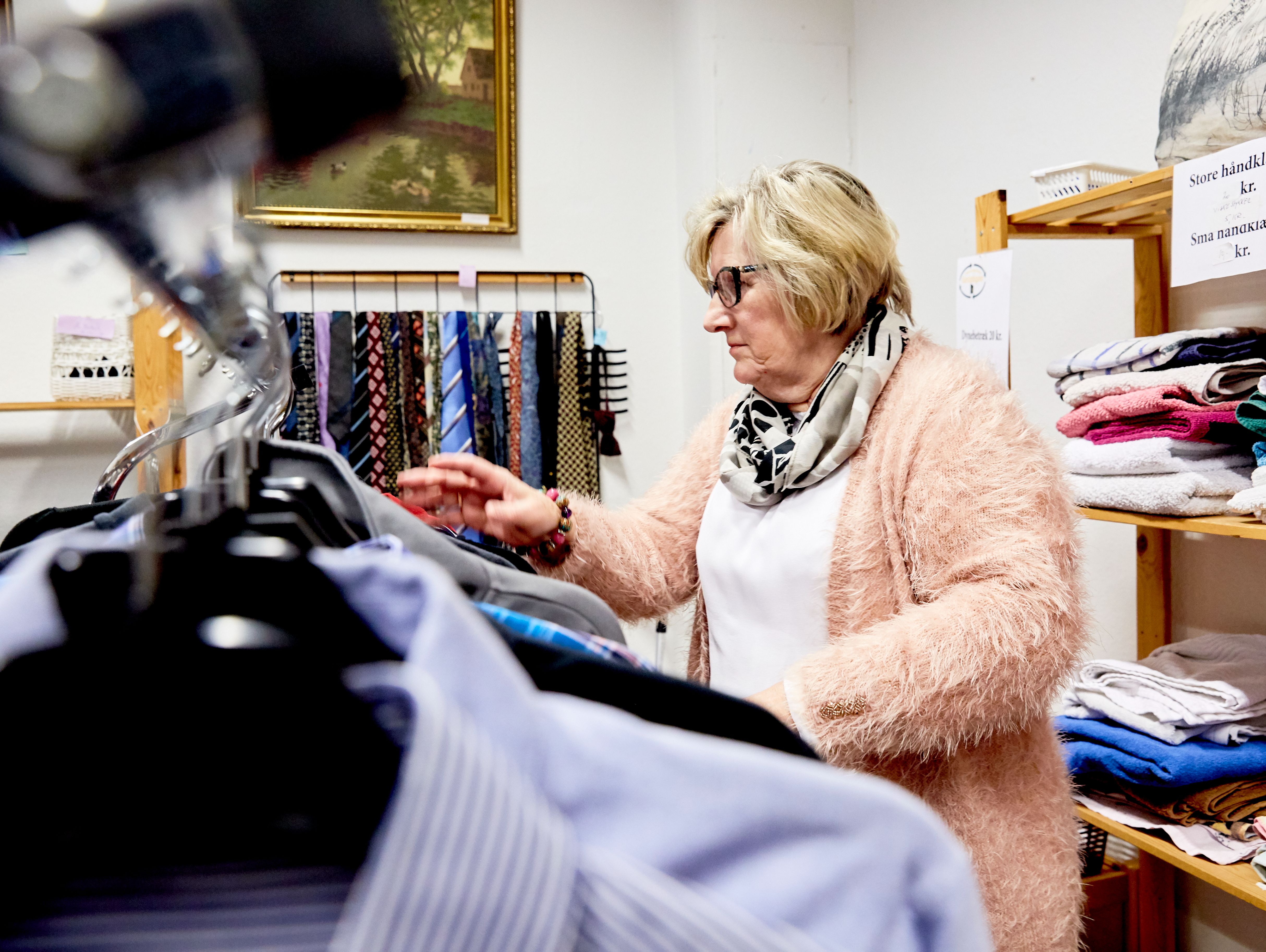 Frivillig i IGenbrugsen - genbrugsforretning drevet af menighedspelejen i Valby Søndre Sogn