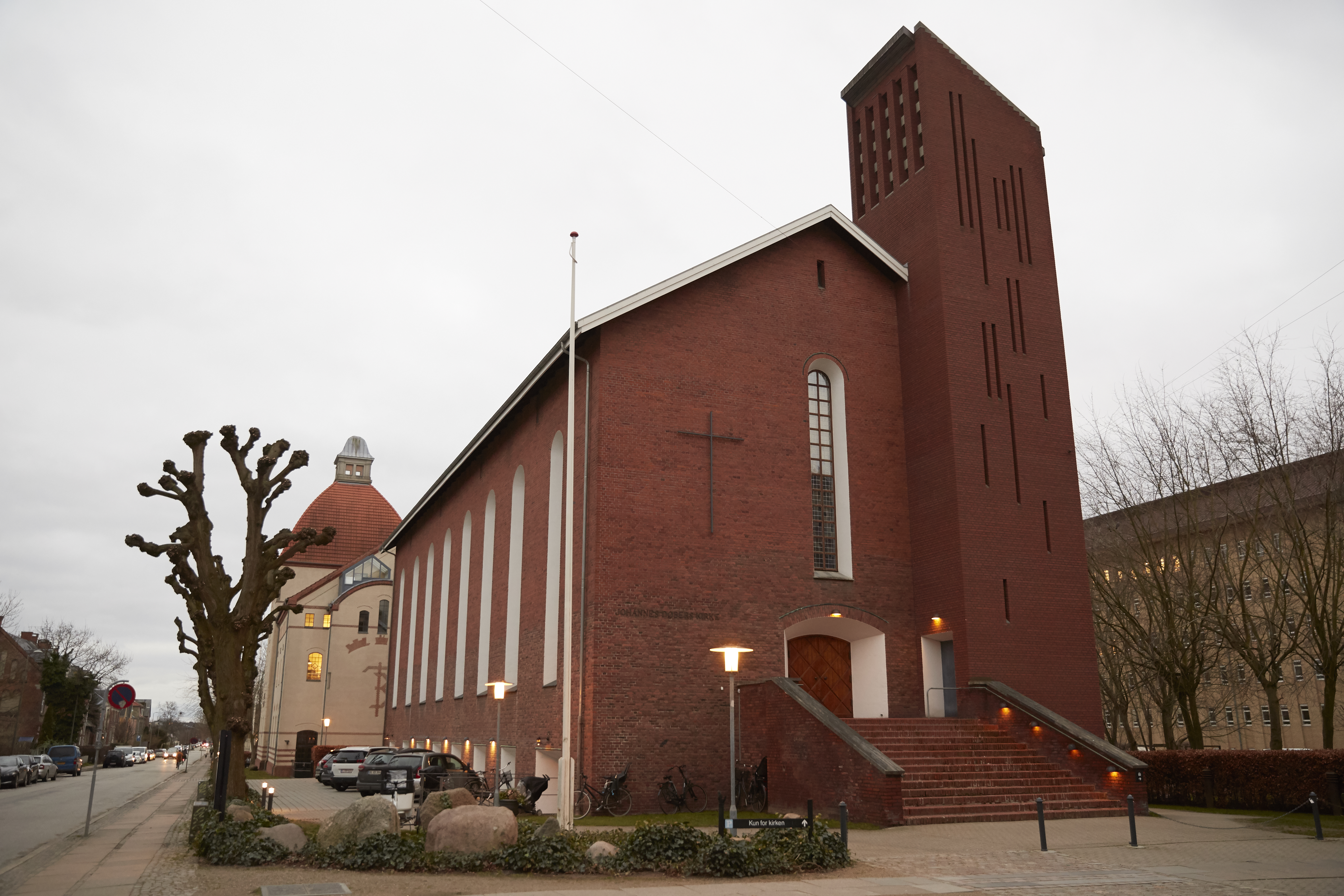 Johannes Døbers Kirke i Valby udefra en vinterdag