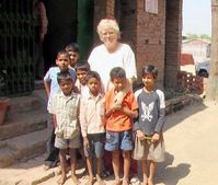 Yrsa Grünning med nogle af børnene på børnehjemmet Sunway Children